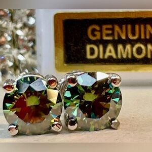 Certified 2ct Diamond studs earrings in 925 Silver. Screw in style. Green